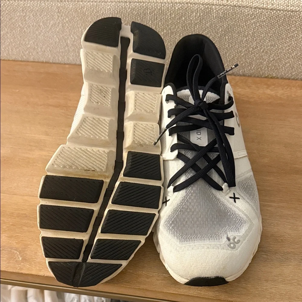 On Running Black and White Athletic Shoes X4 - Picture 3 of 4